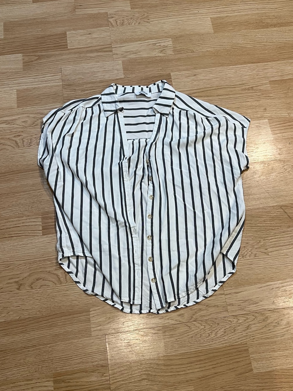 Women's Short-Sleeve Vertical Stripe Button-Up Shirt - White/Black
